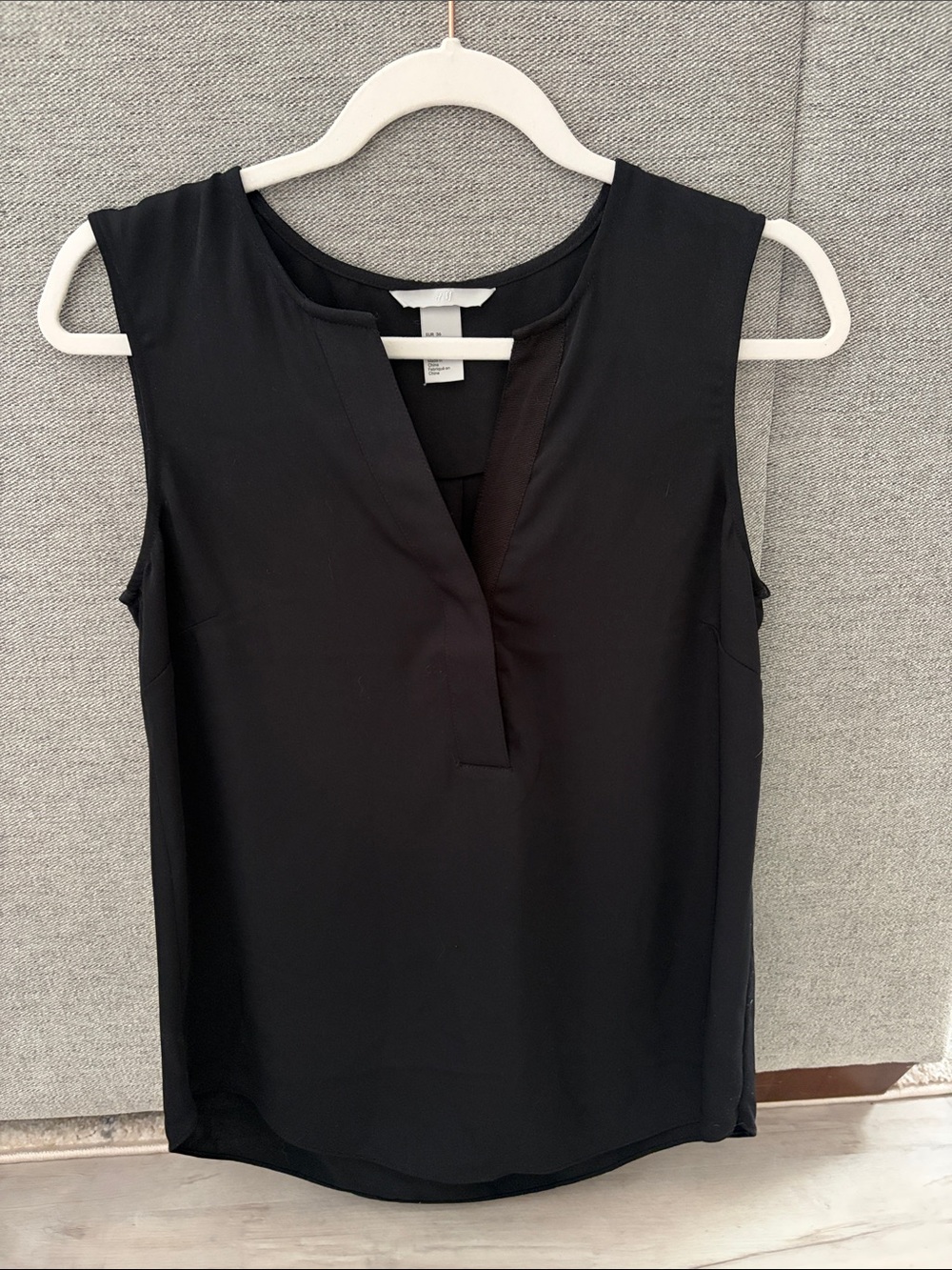 H&M Black Sleeveless Notch V-Neck Blouse